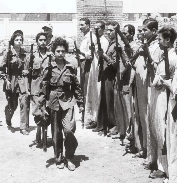 Phụ nữ Ai Cập tham gia khóa huấn luyện quân sự năm 1956.