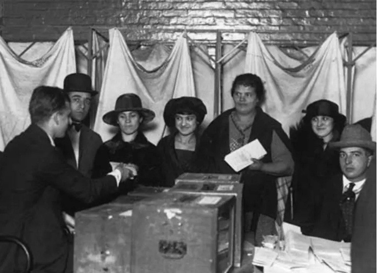 Phụ nữ Mỹ hào hứng, phấn khởi khi lần đầu tiên được đi bỏ phiếu. Ảnh chụp năm 1920.