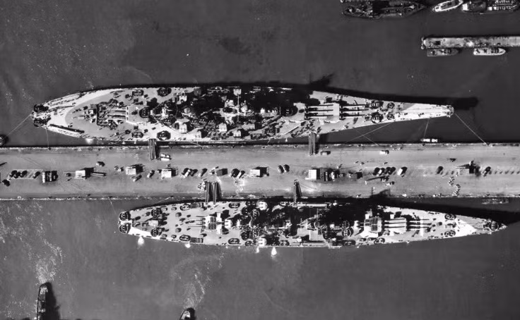 Hai thiết giáp hạm của Mỹ là USS Missouri (BB-63) và USS Alaska (CB-1) neo đậu tại Norfolk, Virginia năm 1944.