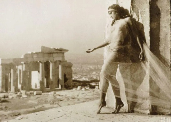 Vũ công người Liên Xô Elizaveta 'Lila' Nikolska là thành viên của một đoàn ballet ở Praha có mặt tại địa điểm Acropolis, Athens, Hy Lạp tháng 11/1930.