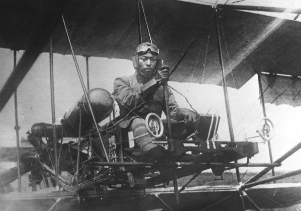 Bức ảnh chụp phi công Nhật Bản năm 1914.