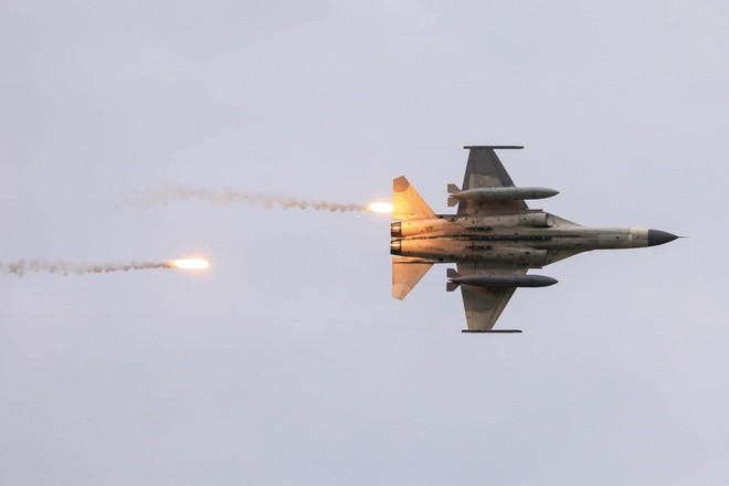 Giua cang thang voi Trung Quoc, dao Dai Loan tuyen bo co quyen phan cong