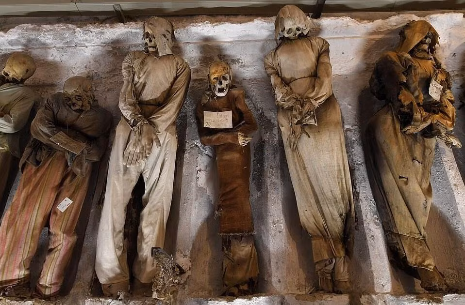 Trên mỗi bộ hài cốt có khoác lên mình những bộ trang phục hé lộ cuộc sống của người đó khi còn sống.
