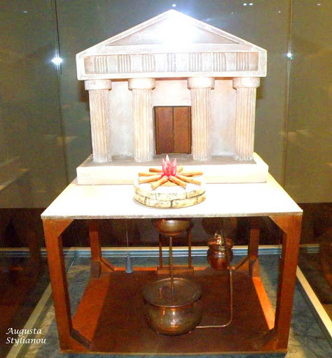 Chiếc bình chứa này được kết nối với hệ thống dây và ròng rọc. Áp lực của bình chứa sẽ dùng để kéo cánh cửa mở ra. Nhờ vậy, cánh cửa tự động mở ra giúp mọi người đến dâng hương, lễ thần thuận tiện hơn.