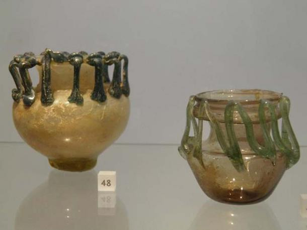 Thủy tinh dẻo được đánh giá là một trong những phát minh đi trước thời đại của con người. Theo ghi chép của Pliny the Elder, một nhà phát minh trình lên hoàng đế La Mã Tiberius một sáng chế đặc biệt.