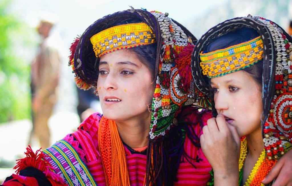 Người Kalash rất thích âm nhac, khiêu vũ và rượu. Họ cũng thờ cúng các vị thần và thường tổ chức các lễ tế động vật để tôn vinh thần linh.