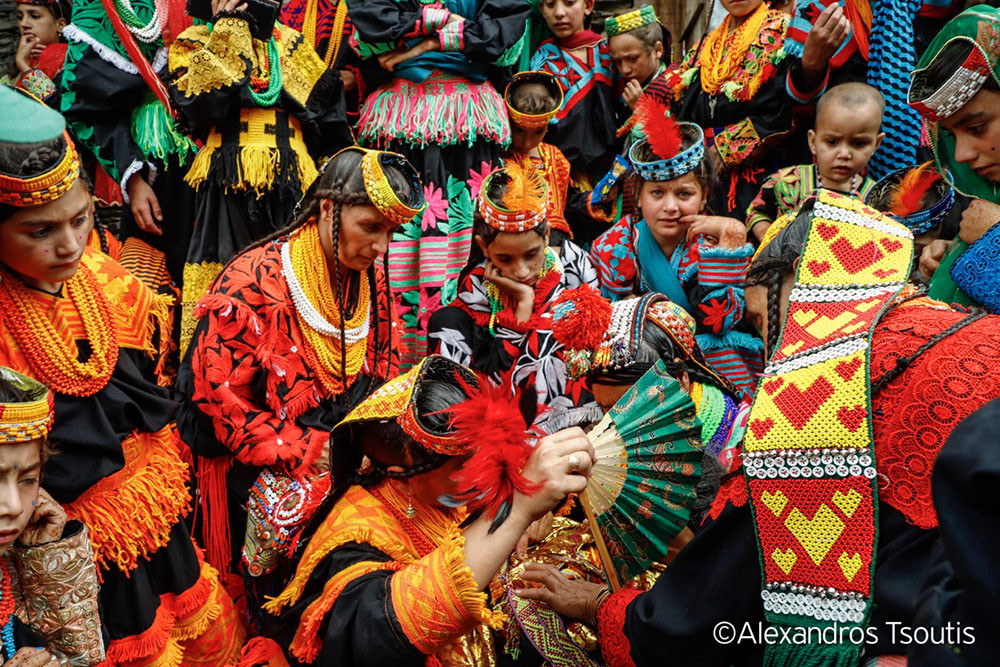 Tiếp đến, nhà trai đến thăm nhà gái. Sau đó, cả hai được cộng đồng công nhận là một cặp vợ chồng.