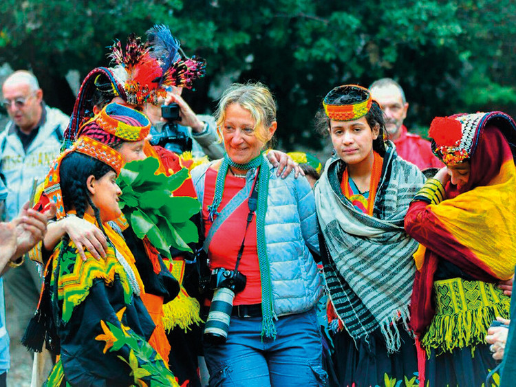 Theo truyền thống, một chàng trai và một cô gái người Kalash trở thành vợ chồng chỉ sau một điệu nhảy.