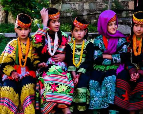  Bộ tộc Kalash sinh sống trong 3 thung lũng Bumboret, Birir và Rumbur thuộc những ngọn núi gần biên giới Pakistan và Afghanistan. Với dân số khoảng 3.000 người, bộ tộc này có cuộc sống thú vị, khiến công chúng tò mò.