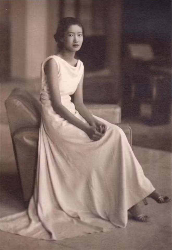 Ông quyết định hỏi cưới Thị Lan bất chấp khác biệt tôn giáo (Bảo Đại theo Phật giáo còn vợ theo Công giáo) và sự ngăn cản từ gia đình. Đám cưới cử hành ngày 20/3/1934 tại Điện Dưỡng Tâm (Tử Cấm Thành – Huế). Khi đó Bảo Đại 21 tuổi, còn Nguyễn Hữu Thị Lan tròn 20. Thị Lan được phong hậu ngay sau đó.