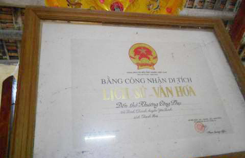 Theo các tài liệu lịch sử, Khương Công Phụ sinh ra trong gia đình nông dân nghèo ở Thanh Hóa. Lúc còn nhỏ, bố ông là Khương Công Dĩnh, thấy con sáng dạ nên mừng lắm. Ông tìm người giỏi chữ, cùng mở cửa hàng thuốc bắc gần nhà gửi con theo học. Khương Công Phụ tiến bộ rất nhanh, khiến thầy giáo phải ngạc nhiên, khen ngợi. Cậu thuộc sách Tứ thư, Ngũ kinh và thấu hiểu nghĩa lý trong Kinh thư, Kinh lễ... Trước khi được tới kinh đô Tràng An của nhà Đường dự thi, Khương Công Phụ phải trải qua rất nhiều kỳ thi sát hạch. Dù về kinh sử hay thơ phú, ông đều làm xuất sắc.