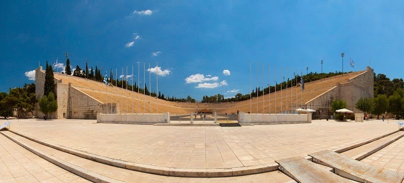 Sân vận động Panathenaic được xây dựng hoàn toàn từ đá cẩm thạch. Điều này giúp công trình này hòa điệu với khung cảnh cổ xưa xung quanh.