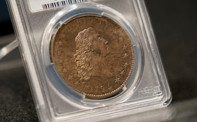 Theo các chuyên gia, đồng xu bạc "Flowing Hair" được đúc vào năm 1794. Đây là một trong những đồng xu hiếm có trên thế giới.
