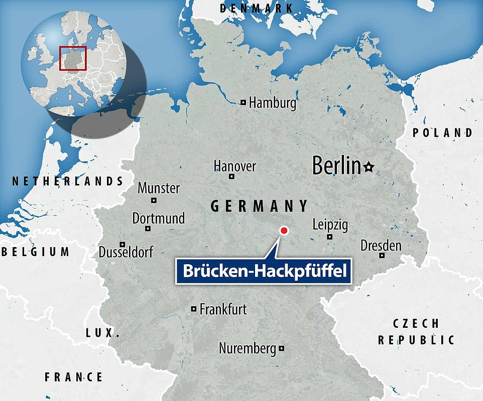 Ngoài ngôi mộ bí ẩn trên, các nhà khảo cổ cũng khai quật được gần 60 mộ cổ khác trong cùng khu vực.