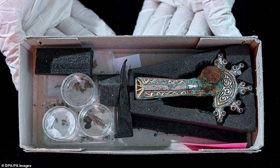 6 bộ hài cốt phụ nữ trong ngôi mộ có khả năng là thê thiếp của người lãnh chúa hay hoàng tử. Hiện các chuyên gia vẫn chưa rõ họ tự nguyện tuẫn táng theo chồng hay không.