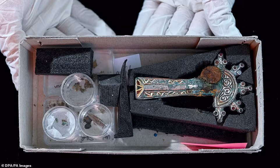 6 bộ hài cốt phụ nữ trong ngôi mộ có khả năng là thê thiếp của người lãnh chúa hay hoàng tử. Hiện các chuyên gia vẫn chưa rõ họ tự nguyện tuẫn táng theo chồng hay không.