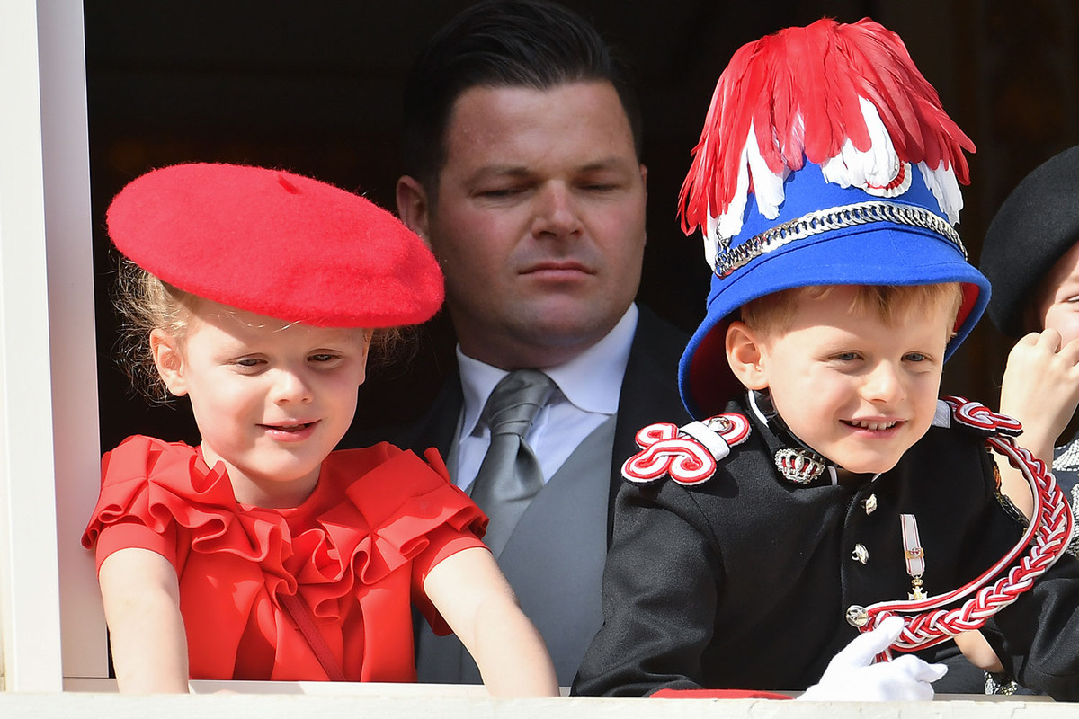 Hoàng tử Jacques của Monaco sinh năm 2014 có một người chị sinh đôi là công chúa Gabriella. Họ là con của Hoàng tử Albert và Công nương Charlene Wittstock. Theo luật của Monaco, mặc dù chào đời sau chị gái 2 phút nhưng hoàng tử Jacques vẫn nằm trong danh sách người thừa kế ngai vàng.