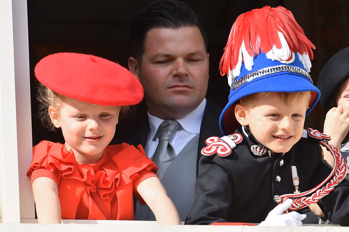 Hoàng tử Jacques của Monaco sinh năm 2014 có một người chị sinh đôi là công chúa Gabriella. Họ là con của Hoàng tử Albert và Công nương Charlene Wittstock. Theo luật của Monaco, mặc dù chào đời sau chị gái 2 phút nhưng hoàng tử Jacques vẫn nằm trong danh sách người thừa kế ngai vàng.