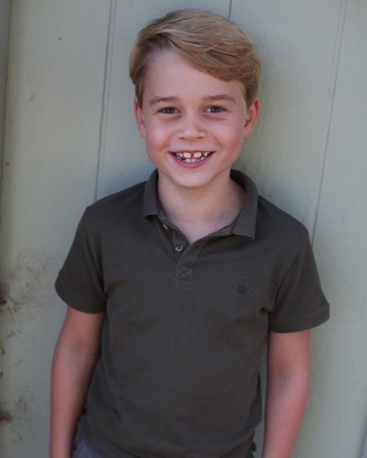 Sinh năm 2013, hoàng tử George là con trai cả của Hoàng tử William và là người thứ 3 thừa kế ngai vàng của hoàng gia Anh (sau bố - Hoàng tử William và ông nội - Thái tử Charles).