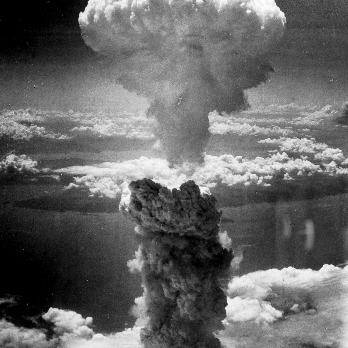 Hai vụ ném bom hạt nhân này khiến hàng trăm ngàn người dân ở Hiroshima và Nagasaki thiệt mạng.