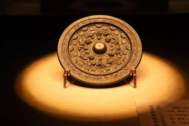 Trong khi đi tìm ra lời giải cho bí ẩn trên, các chuyên gia cũng tìm thấy một số khuôn đúc bằng đá được dùng trong chế tác gương đồng. Giới khoa học hy vọng sẽ có những phát hiện mới để sớm giải mã bí mật về những chiếc gương đồng hàng ngàn tuổi này. 