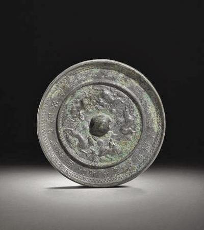 Gương đồng với hoa văn chạm khắc hình rồng và lá cỏ trở thành vật dụng phổ biến trong các gia đình ở Trung Quốc thời xưa.