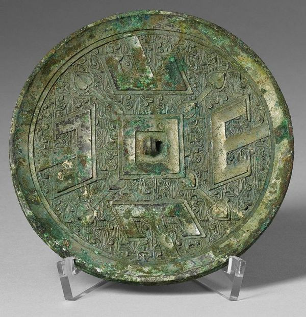 Điều thú vị là khi ánh sáng chiếu rọi vào gương đồng thì người soi gương không chỉ nhìn thấy hình ảnh bản thân trong gương mà còn nhìn thấy những hoa văn phía sau gương phản chiếu lên tường.