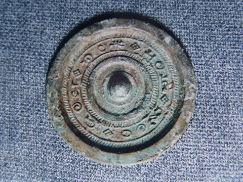 Trải qua hàng ngàn năm, một số chiếc gương đồng của người Trung Quốc thời phong kiến không bị rạn nứt hay bị gỉ đồng bao phủ. Những chiếc gương này ở trong tình trạng tốt tới mức vẫn soi được hình bóng lờ mờ.