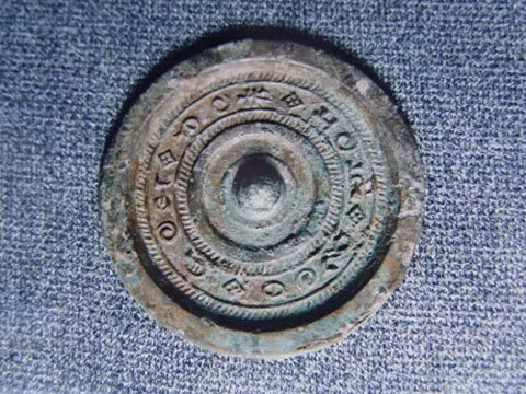 Trải qua hàng ngàn năm, một số chiếc gương đồng của người Trung Quốc thời phong kiến không bị rạn nứt hay bị gỉ đồng bao phủ. Những chiếc gương này ở trong tình trạng tốt tới mức vẫn soi được hình bóng lờ mờ.