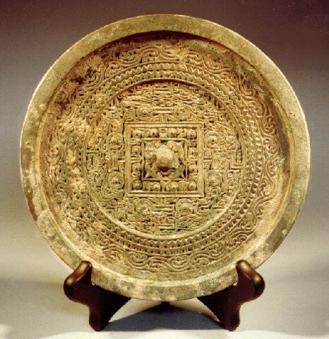 Người Trung Quốc làm ra những chiếc gương đồng đặc biệt đó như thế nào đến nay vẫn là bí ẩn lớn khiến công chúng tò mò.