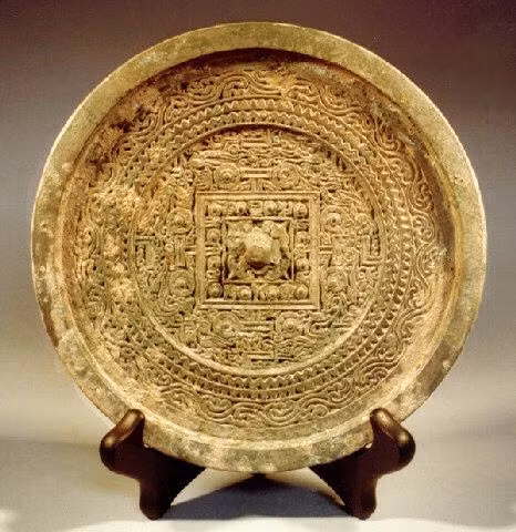 Người Trung Quốc làm ra những chiếc gương đồng đặc biệt đó như thế nào đến nay vẫn là bí ẩn lớn khiến công chúng tò mò.