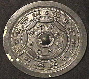 Trong khi đó, mặt sau của gương đồng được trang trí với nhiều hoa văn, họa tiết phong phú.