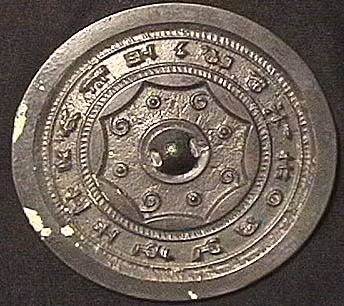 Trong khi đó, mặt sau của gương đồng được trang trí với nhiều hoa văn, họa tiết phong phú.