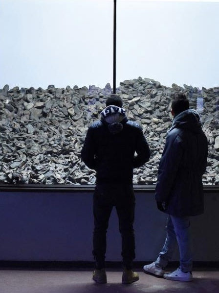 Hiện Auschwitz trở thành một địa điểm lịch sử trưng bày những bằng chứng về tội ác chống lại nhân loại của Đức quốc xã.