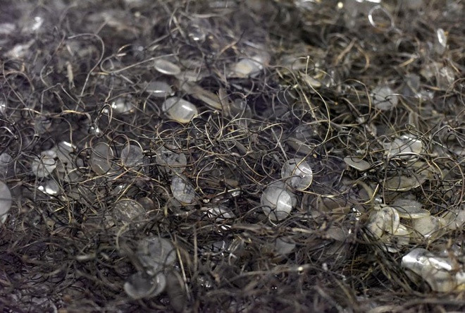 Lượng lớn kính mắt của tù nhân bị lính canh phát xít Đức chất đầy kho.