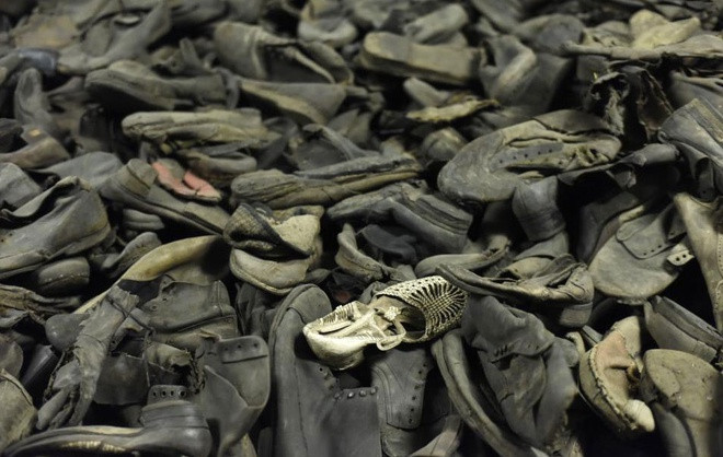Giày của các tù nhân trong trại tập trung Auschwitz chất thành đống tạo nên cảnh tượng rùng rợn.