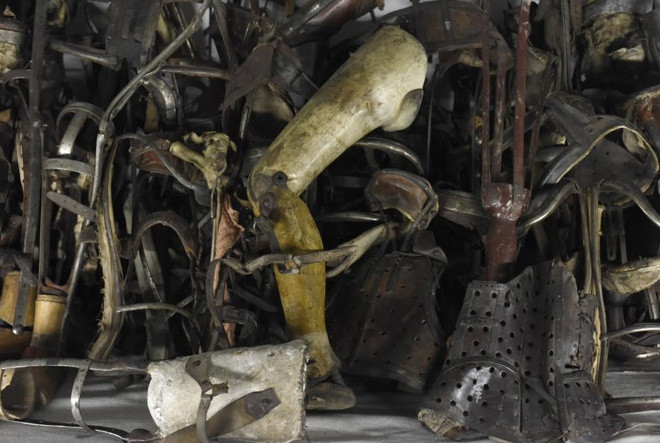 Chân tay giả của tù nhân bị phát xít Đức đưa đến trại tập trung Auschwitz. Tại đây, họ có cuộc sống tồi tệ giống như "địa ngục". Nhiều người bị đưa vào trại tập trung và không bao giờ có cơ hội trở ra.