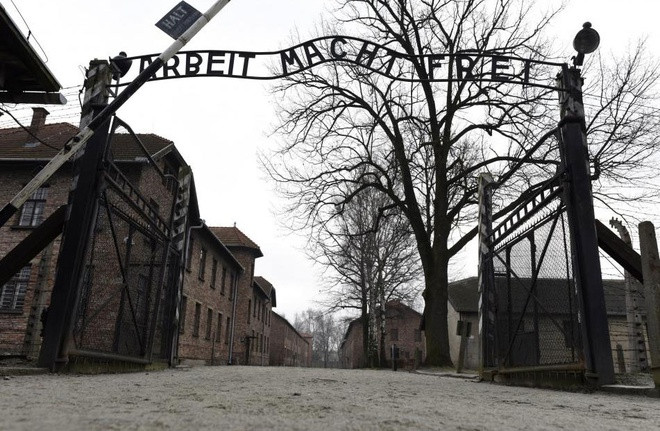 Lối vào cổng chính trại tập trung Auschwitz - "chốn địa ngục" cướp đi sinh mạng của hàng triệu người vô tội.