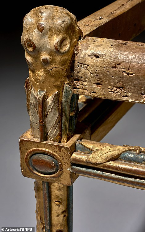 Vua Louis XVIII cho thợ thủ công làm ra những chiếc ghế sang trọng và quyền quý này để tặng em trai là Charles X. Chúng được đặt trong phòng ngủ tại lâu đài Château de Bagatelle.