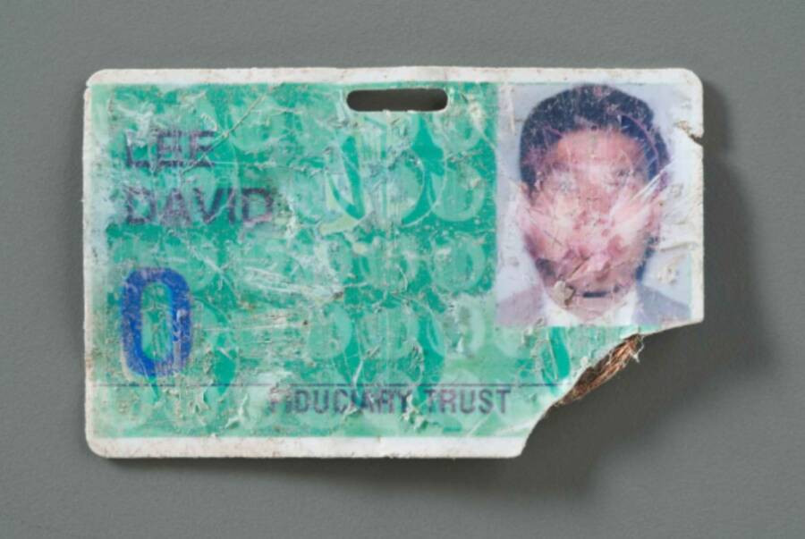 Thẻ căn cước của David Lee. Vào ngày xảy ra vụ khủng bố, anh làm việc tại văn phòng ở tầng 94 của tòa tháp Nam của Trung tâm Thương mại thế giới. Khi qua đời, David 37 tuổi và đang chuẩn bị đón con đầu lòng.