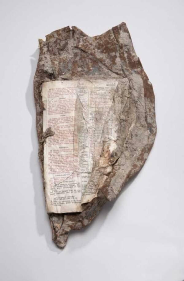 Cuốn kinh thánh được tìm thấy tại hiện trường 2 tòa tháp của Trung tâm Thương mại thế giới đổ sập. Mời độc giả xem video: Nhìn lại vụ khủng bố 11 tháng 9. Nguồn: VTC14