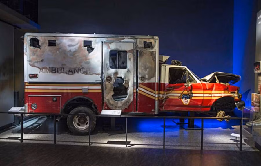 Một xe cứu thương bị hư hại nghiêm trọng do 2 tòa tháp của Trung tâm Thương mại thế giới đổ sập.