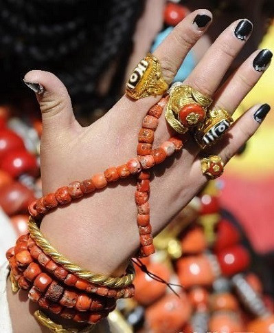 Họ quan niệm việc đeo càng nhiều vàng bạc trên người thể hiện sự giàu có và địa vị xã hội của bản thân và gia đình.