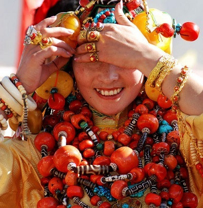 Sau nhiều thế hệ, mỗi gia đình có rất nhiều vàng bạc và đồ trang sức làm từ ngọc, đá quý...