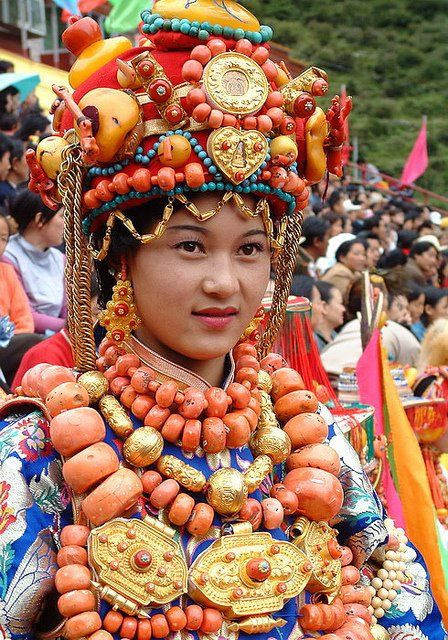 Cụ thể, cả nam giới và phụ nữ bộ tộc Khampa có vóc dáng cơ thể to lớn. Họ có tính cách mạnh mẽ và cởi mở.