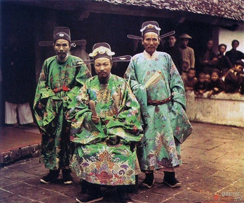 Các vị quan trong phẩm phục nghi lễ ở ngoại vi Hà Nội, năm 1915.