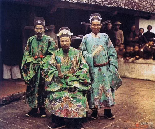 Các vị quan trong phẩm phục nghi lễ ở ngoại vi Hà Nội, năm 1915.