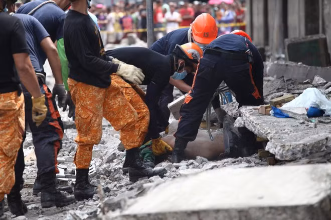 Trận động đất cũng khiến hàng trăm người mất nhà cửa và nhiều người hoảng loạn tìm kiếm người thân trong các khu vực đổ nát.