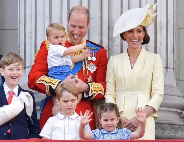 Hầu hết người dân Anh có một hoặc hai cha mẹ đỡ đầu. Trong khi đó, trẻ em Hoàng gia Anh có thể chọn cha mẹ đỡ đầu bao nhiêu tùy ý.