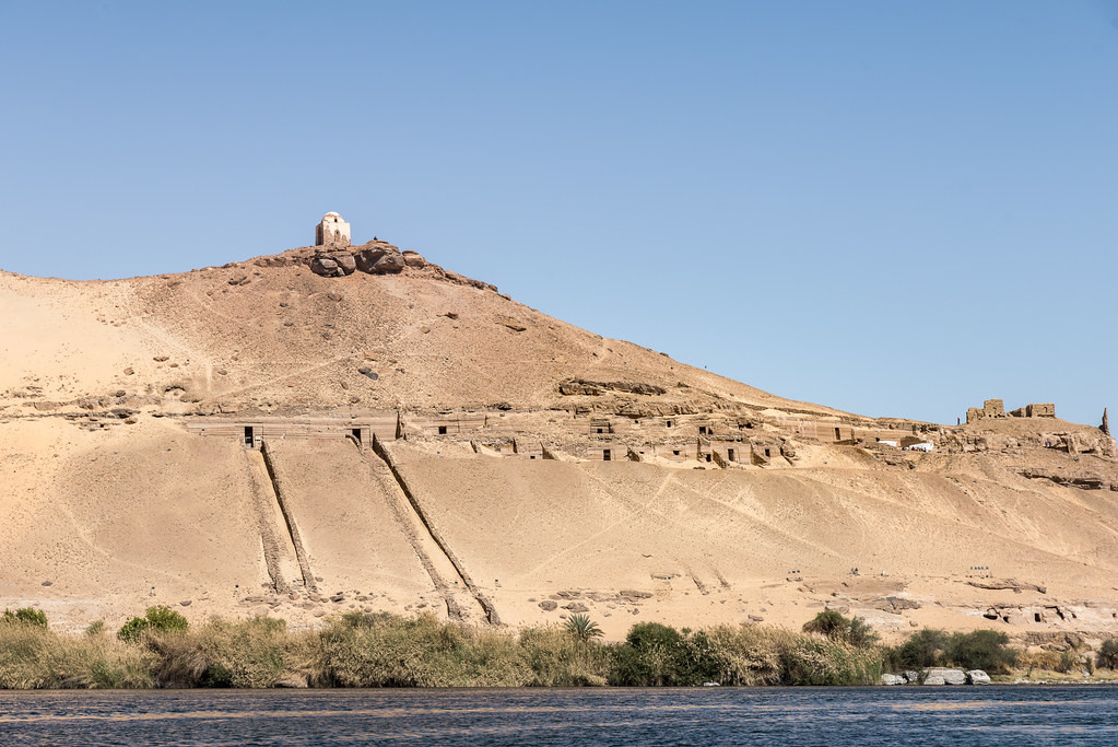 "Quý bà Sattjeni" có hai người con trai là Heqaib III và Ameny-Seneb. Hai người này về sau trở thành những nhà lãnh đạo quan trọng trong vùng Elephantine.